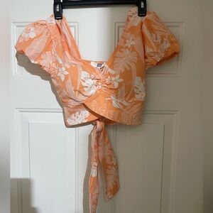 Madden NYC woman’s   crop puffed sleeved tie back floral top size small (3-5)